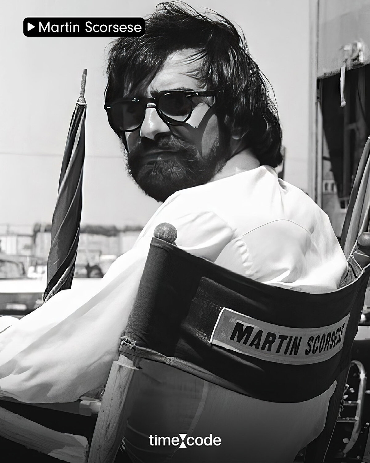 Martin Scorsese ise kulaklığını takar, bir maestro gibi her sahnenin ritmini koltuğundan yönetirdi. O sandalyede bazen suskunluk hâkim olurdu, bazen de sinemanın kaderini belirleyen kararlar alınırdı.