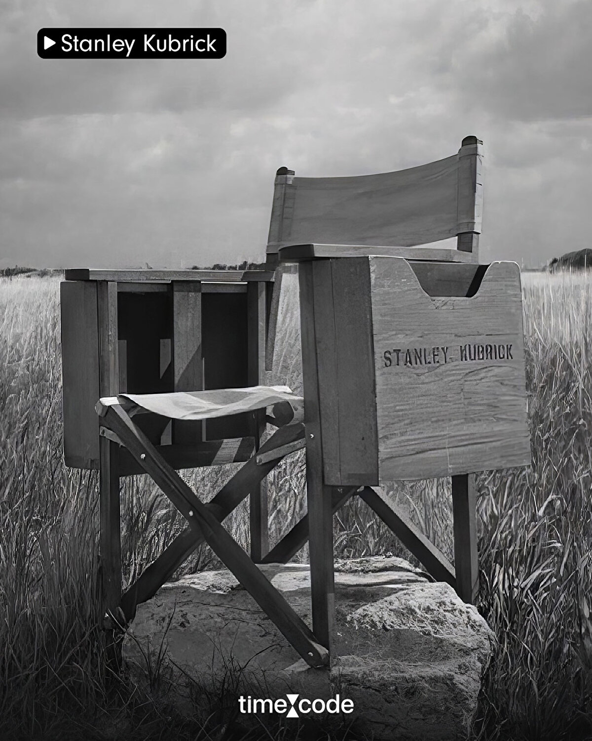 Yönetmen koltuğu bir semboldür: disiplini, vizyonu ve sezgileriyle bir dünyayı yeniden kuran kişinin tahtı gibidir. 