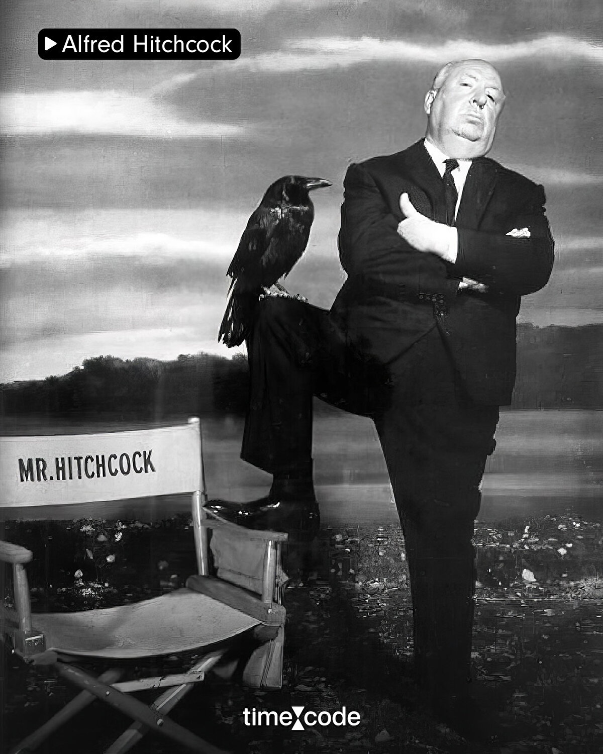 Alfred Hitchcock, o meşhur şapkası ve bastonuyla o koltukta oturur, sahneyi bir satranç ustası gibi planlardı. Kamera hareketlerinden oyuncu mimiklerine kadar her şeyi o sandalyeden takip ederdi.