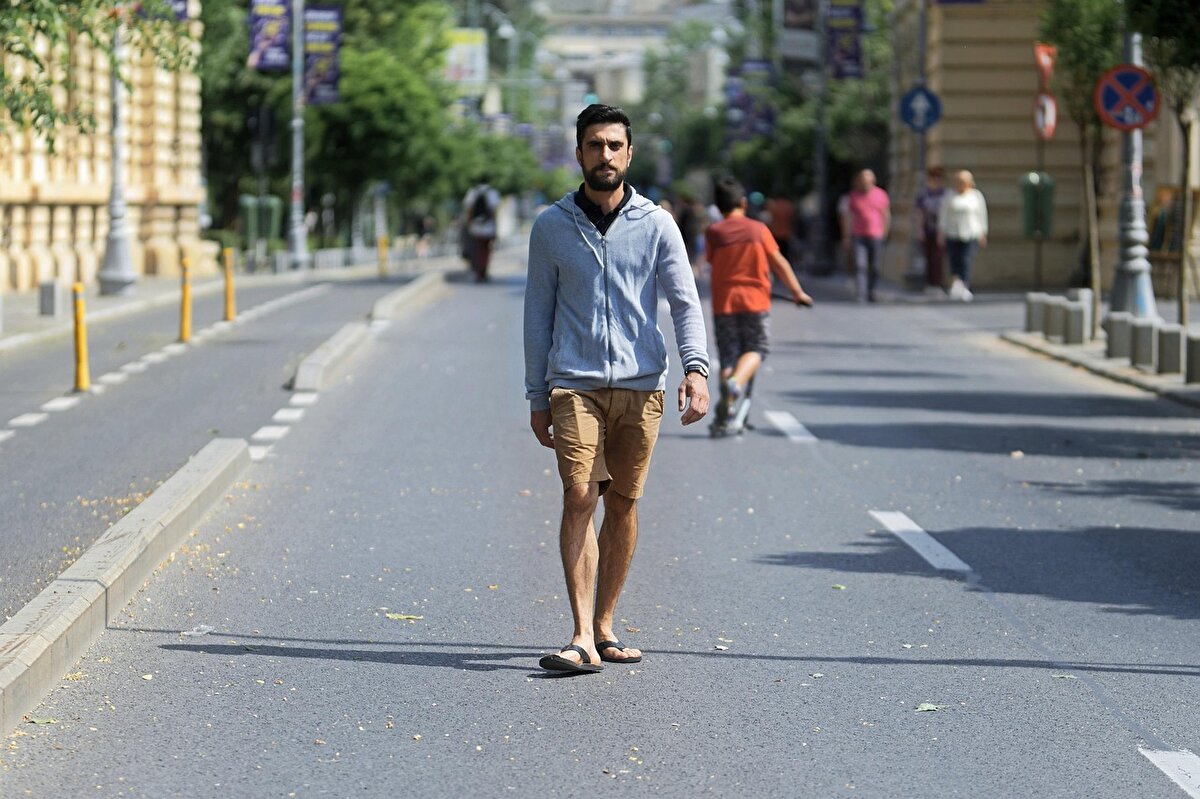 Meteoroloji'den uyarı: hava durumunu takip edin<br><br>Meteoroloji uzmanları, sağanak ve kuvvetli rüzgarın etkili olacağı illerde yaşayanların hava durumunu gün boyu takip etmeleri gerektiğini ifade etti. Dışarı çıkacakların yanlarında mutlaka şemsiye veya yağmurluk bulundurmaları, tarımla uğraşanların ise rüzgar ve yağışa karşı önlem almaları öneriliyor.