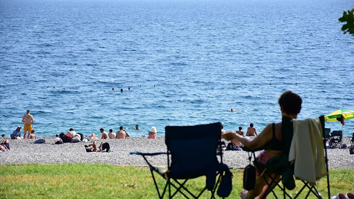 Sıcaklıklar batıda artıyor, doğuda düşüyor<br><br>Hava sıcaklıklarının batı kesimlerde mevsim normallerinin üzerine çıkması bekleniyor. İç bölgelerde sıcaklıklar mevsim normalleri civarında seyredecek. Doğu bölgelerde ise sıcaklıkların mevsim normallerinin 2 ila 4 derece altında olması öngörülüyor.<br><br>Özellikle batı illerinde yaşayanlar için güneş çarpmasına karşı dikkatli olunması öneriliyor. Öğle saatlerinde açık havada uzun süre kalınmaması gerektiği vurgulanıyor.