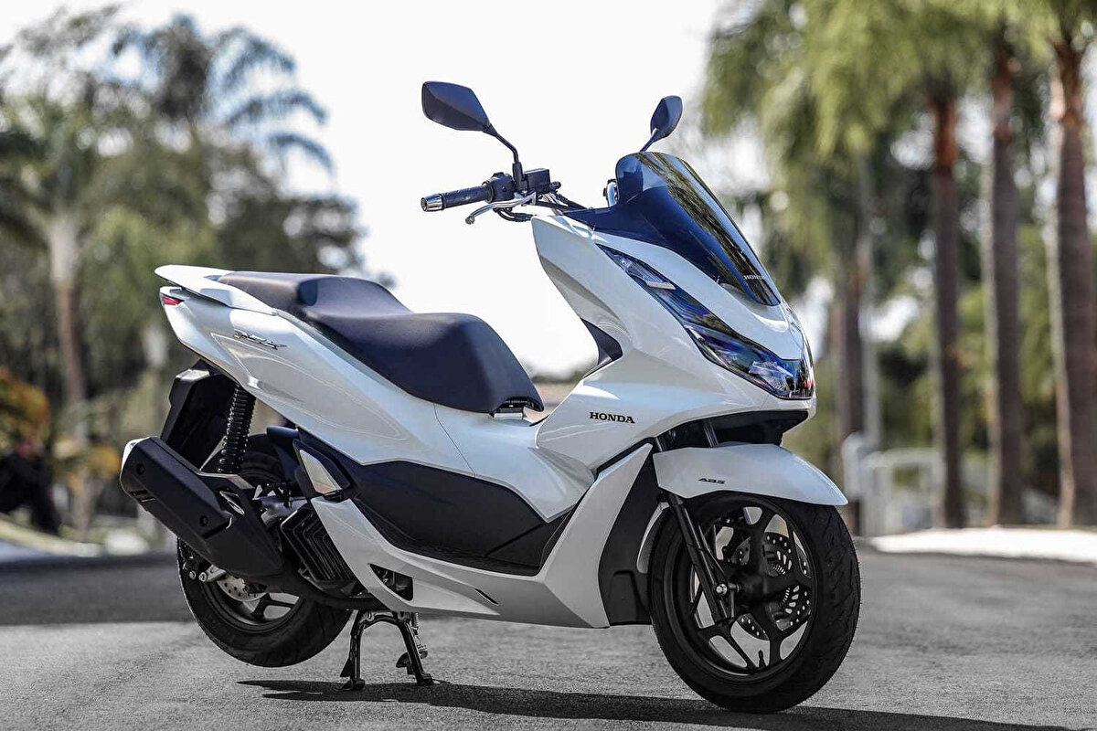PCX125 ve PCX125 Deluxe faizsiz taksitle datışta<br><br>Honda, 2025 model motosikletleri için oldukça cazip bir kampanya başlattı. İşte Temmuz 2025 Honda motosiklet kampanyası detayları:<br><br>🛵 Honda PCX Deluxe<br>Fiyat: 253.750 TL<br><br>Kredi Tutarı: 125.000 TL<br><br>Vade: 12 ay<br><br>Faiz: %0<br><br>Aylık Taksit: 10.416,67 TL<br><br>Son Başvuru: 31 Temmuz 2025<br><br>🛵 Honda PCX Standart<br>Fiyat: 214.250 TL<br><br>Kredi Tutarı: 175.000 TL<br><br>Vade: 12 ay<br><br>Faiz: %0<br><br>Aylık Taksit: 14.583,33 TL