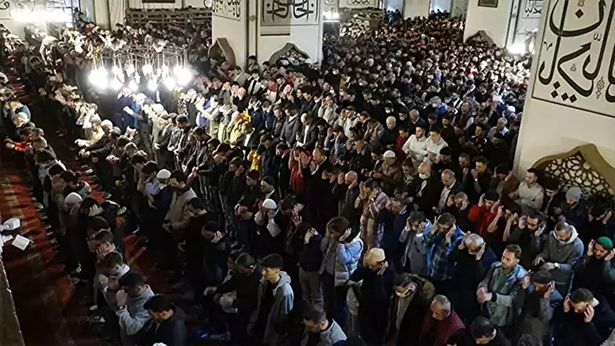 2025 Temmuz memur maaş zammı ne kadar oldu?<br><br>TÜİK'in açıkladığı verilere göre 2025 yılı ilk 6 aylık dönemde gerçekleşen enflasyon oranı %24,73 olarak açıklandı. Ancak memurlar yıl başında %15 zam aldığı için bu dönemdeki enflasyon farkı %10,07 olarak belirlendi. Buna ek olarak, Temmuz 2025 için geçerli olacak %5 toplu sözleşme zammı da eklendiğinde, memur ve memur emeklilerinin maaş zammı toplamda %15,56 olarak hesaplandı.