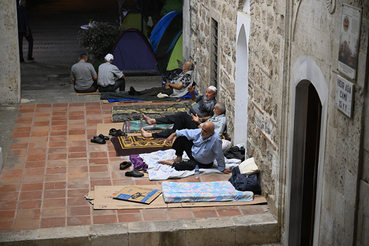 Güneşin doğuşuyla uyanan güreş tutkunları, kahvaltılarını da aynı alanda yaptı.<br><br>Güreşseverler, gündüz saatlerinde er meydanına gidip akşamları da hasırların üzerinde, yıldızların altında sohbet ederek keyifli vakit geçiriyor.<br><br>Kendi aralarında bu alana "Bedava Palas" adını veren vatandaşlar, güreşlerin son gününe kadar park ve bahçelerde konaklayacaklarını belirtiyor.
