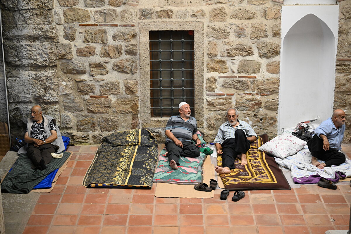 Türkiye'nin dört bir yanından gelen güreş tutkunları, Selimiye Camisi çevresindeki alanlarda konaklamaya başladı.<br><br>Geceden itibaren cami çevresine yerleşen bazı ziyaretçiler kurdukları çadırlarda uyurken, bazıları da serdikleri kartonların üzerinde sabahladı.