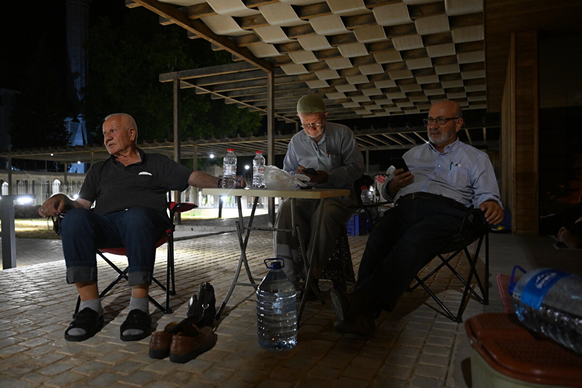 "Buraya geldikten sonra nerede kalındığının önemi yok"<br><br>Manisa'dan gelen Nevzat Bozca, Edirne'nin dünyanın en güzel şehirlerinden biri olduğunu söyledi.<br><br>İlk kez Kırkpınar'ı seyretmeye geldiğini ifade eden Bozca, "Hayalimizdeydi, ilk kez nasip oldu. Güreş sevdalısı bir aileden geliyoruz. İnşallah seneye de nasip olur, gelmek isteriz. Kırkpınar sevdasının bizi çadırda kalmaya zorlamasından ziyade, buraya geldikten sonra nerede kaldığının çok bir önemi yok." dedi.