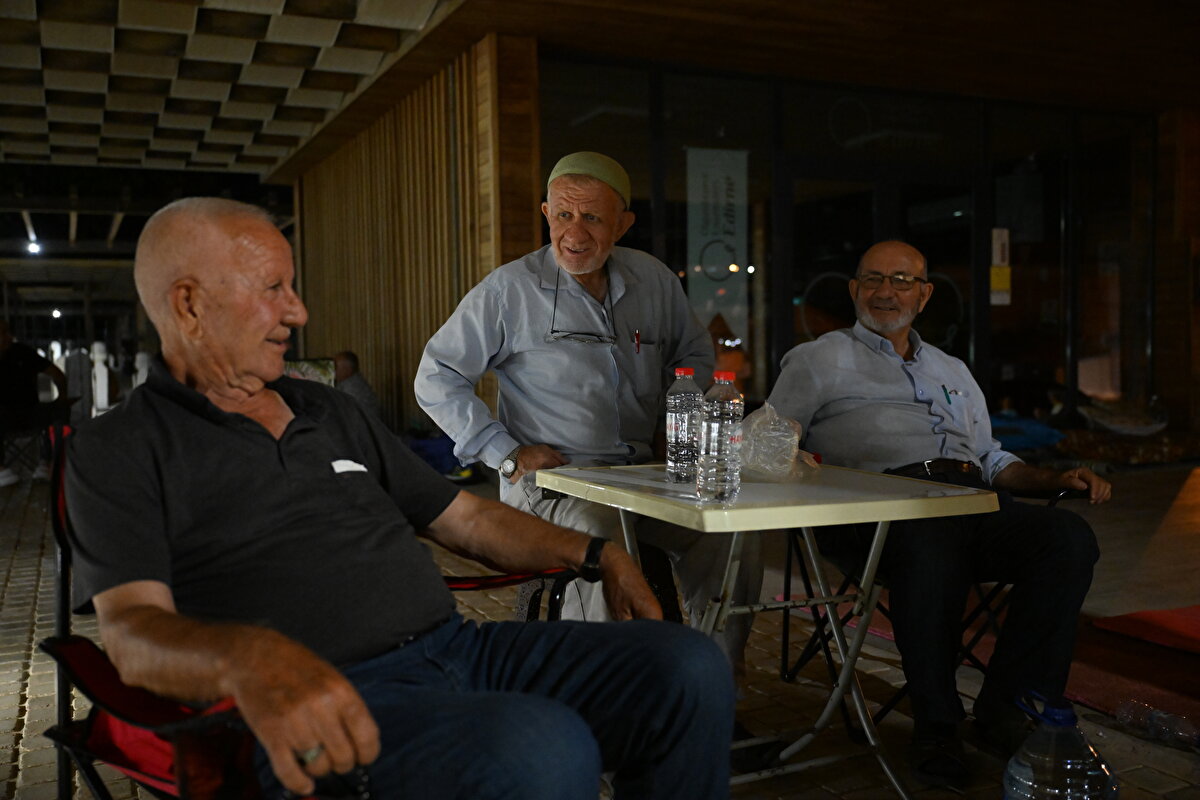 Antalya'nın Korkuteli ilçesinden gelen Salih Tonga da Kırkpınar için "taşın üstünde dahi yatacak kadar fedakar bir seyirci olduğunu" belirtti.<br><br>İşleri bırakıp geldiklerini söyleyen Tonga, şöyle konuştu:<br><br>"Selimiye'nin gölgesinde, avlusunda oturmak, namaz kılmak her insana nasip olmaz. Gerçekten Kırkpınar bizim için bir tarih, Edirne o şekilde. Ben ilk kez geldim, hep biraderler gelirdi. Hep içimde bir ukdeydi, Allah bu sefer nasip etti. Ama gerçekten buranın kahrı çekilir. Zahmetsiz iş yok. Sabah Selimiye'nin gölgesinde kahvaltı yaptık, onun da ayrı bir güzelliği var. Maneviyatı çok yüksek buranın."