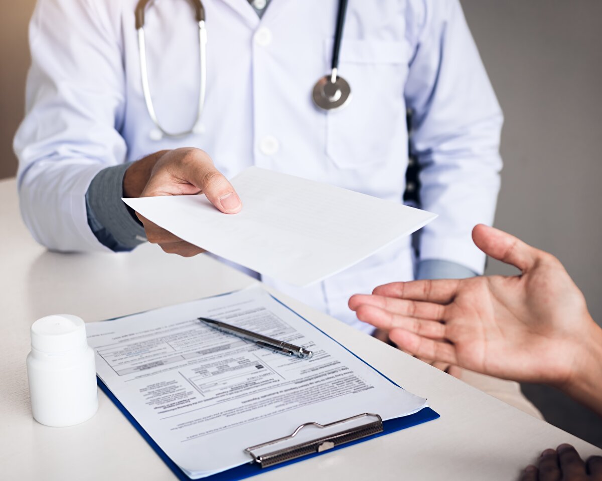 Ehliyet almak, işe başlamak ya da özel bir alanda faaliyet göstermek için sağlık raporuna mı ihtiyacınız var? 2025 güncel sağlık raporu ücretleri ve ödeme yöntemleri belli oldu. İnternetten veya bankadan nasıl ödeme yapılır, hangi rapor ne kadar, nereden alınır, tüm detaylarıyla haberimizde.