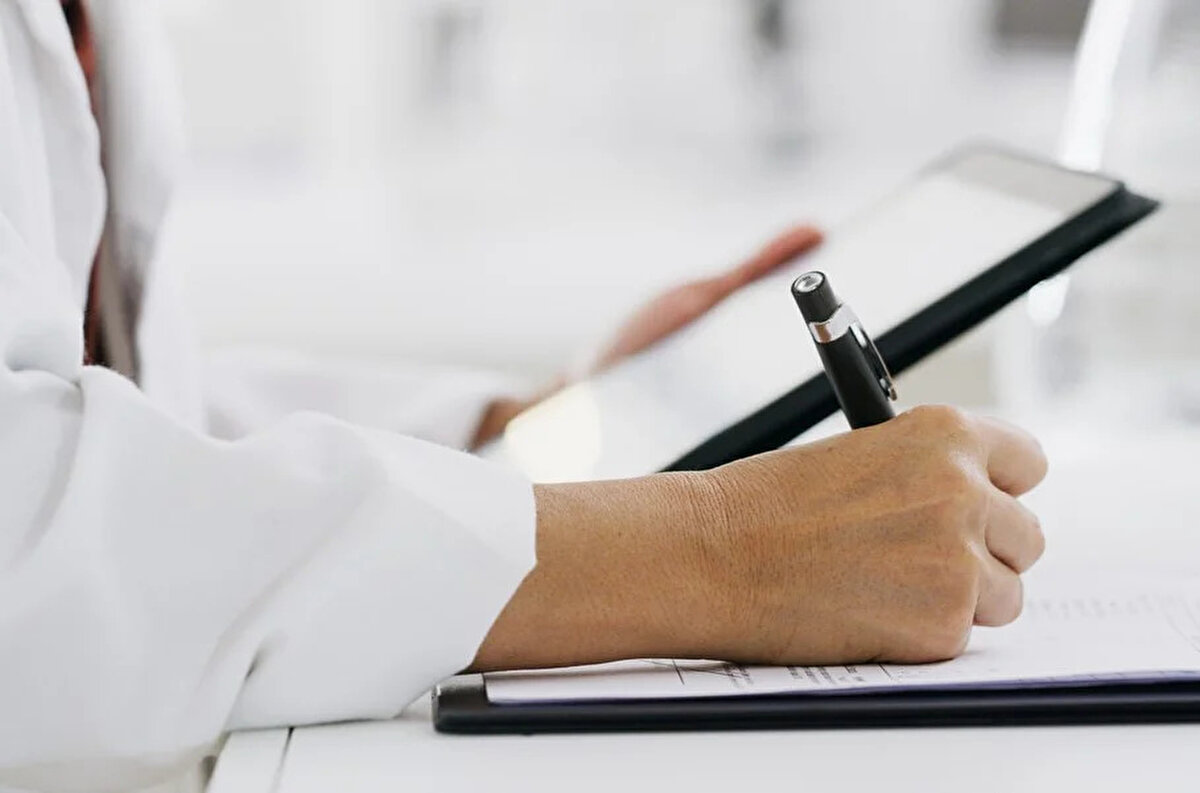 2025 sağlık raporu ücretleri ne kadar?<br><br>Sağlık Bakanlığı tarafından açıklanan güncel rapor ücretleri, alınacak raporun türüne göre değişiklik gösteriyor. İşte 2025 yılı itibarıyla geçerli olan özel amaçlı sağlık raporu ücretleri:<br><br>Tek Hekim Sağlık Raporu: 300 TL<br><br>Tek Hekim (Aile Hekimliği) Sağlık Raporu: 250 TL<br><br>Sağlık Kurulu Raporu: 1250 TL<br><br>Silah Ruhsatı için Sağlık Kurulu Raporu: 1500 TL<br><br>Sürücü Raporları (Tek Branş): 300 TL<br><br>Sürücü Raporları (İki Branş): 450 TL<br><br>Sürücü Raporları (Sağlık Kurulu): 750 TL<br><br>Uçucu Raporu (Sivil Vatandaş – Sınıf I): 5250 TL<br><br>Uçucu Raporu (Sivil Vatandaş – Sınıf II): 3750 TL<br><br>Dalgıç/Denizaltıcı Raporu: 3750 TL<br><br>Psiko-Teknik Değerlendirme (Psikiyatri): 300 TL<br><br>Not: İstirahat raporları, ilaç raporları ve askerlik için alınan sağlık raporları ücretsizdir.