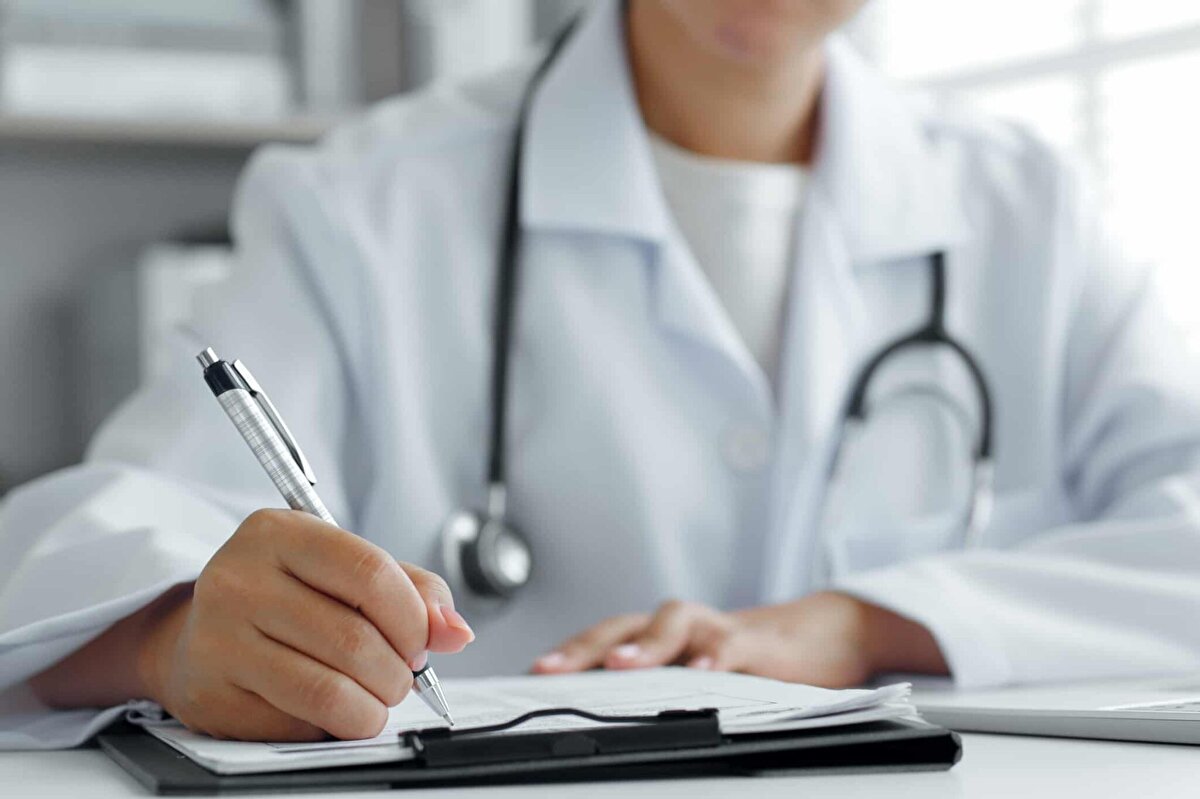 Sağlık raporu nasıl alınır?<br><br>Sağlık raporu almak isteyen vatandaşlar üç temel aşamayı takip etmelidir:<br><br>1. Adım: İşlem kodu alma<br>Rapor başvuru süreci, işlem kodu almakla başlar. İşlem kodunu almanın iki yolu vardır:<br><br>İnternetten: https://sbos.saglik.gov.tr adresinden rapor türünü seçip işlem kodu alınabilir.<br><br>SMS ile: T.C. kimlik numarası ve rapor türü bitişik şekilde yazılıp 2023’e SMS gönderilir.<br><br>Örnek SMS formatları:<br><br>Sürücü sağlık raporu: 12345678901sürücü<br><br>İş sağlığı raporu: 12345678901iş<br><br>Sporcu raporu: 12345678901sporcu<br><br>Akli meleke raporu: 12345678901aklimeleke<br><br>2. Adım: Ücret ödeme yöntemleri<br>İşlem kodu alındıktan sonra sağlık raporu ücretleri iki şekilde ödenebilir:<br><br>a) İnternetten ödeme<br>https://sbos.saglik.gov.tr adresinden işlem koduyla giriş yapılır, online ödeme gerçekleştirilir.<br><br>b) Bankadan ödeme (Havale/EFT/FAST)<br>Açıklama kısmına T.C. Kimlik Numarası + İşlem Kodu birlikte yazılmalıdır. Ödemeler aşağıdaki IBAN’lara yapılır:<br><br>Halkbank:<br>Hesap Adı: T.C. Sağlık Bakanlığı<br>IBAN: TR500001200945200027000001<br><br>Vakıfbank:<br>Hesap Adı: T.C. Sağlık Bakanlığı<br>IBAN: TR500001500158007356781973<br><br>3. Adım: Raporun teslimi<br>Muayene sonrası raporlar dijital olarak hazırlanır ve e-Devlet ya da e-Nabız üzerinden erişime açılır. Bu sayede fiziksel belge taşıma zorunluluğu ortadan kalkar.