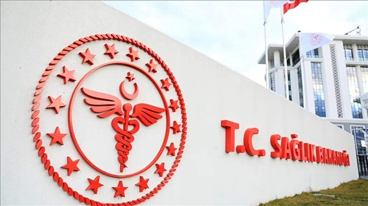 Sıkça Sorulan Sorular<br><br>Sağlık raporu almak için randevu şart mı?<br>Aile hekimliklerinden randevu almadan da sağlık raporu başvurusu yapılabilir. Ancak hastanelerden alınacak sağlık raporları için MHRS üzerinden randevu alınması önerilir.<br><br>Her sağlık raporu için ödeme yapılması gerekiyor mu?<br>Hayır. Sadece özel amaçlı sağlık raporları (ehliyet, silah, sporcu vb.) ücretlidir. Askerlik, istirahat ve ilaç raporları ücretsizdir.<br><br>Aynı anda birden fazla rapor alınabilir mi?<br>Evet, aynı işlem sırasında farklı amaçlarla birden fazla rapor alınabilir. Ancak her raporun ücreti ayrı ayrı hesaplanır.