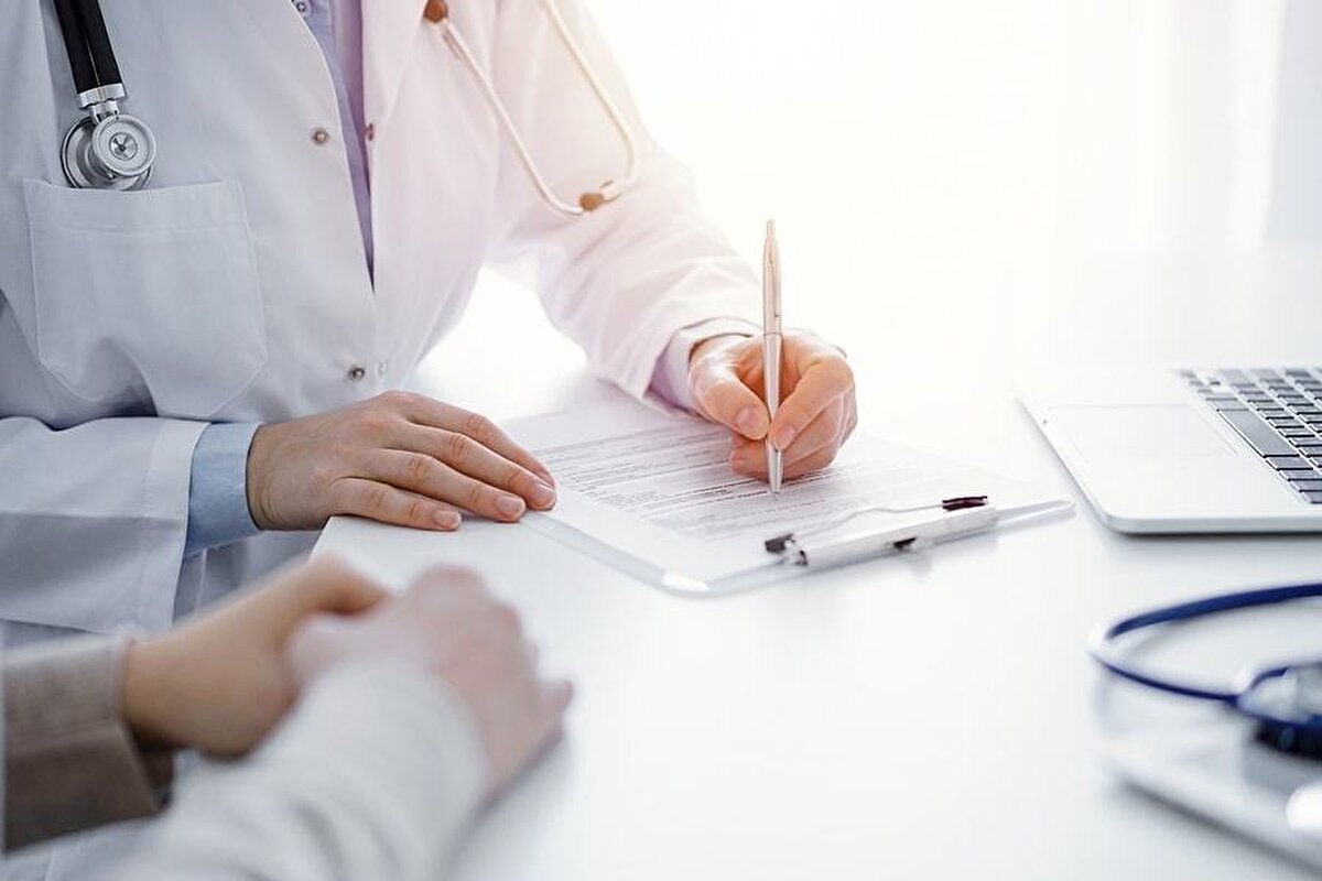 İşe giriş sağlık raporu nasıl alınır?<br><br>İşe giriş için alınacak sağlık raporu, çalışılacak pozisyona ve sektöre göre farklı test ve tetkikler içerebilir. Rapor, aile hekiminden veya özel/devlet hastanelerinden alınabilir. İşverenin taleplerine göre aşağıdaki testler gerekebilir:<br><br>Akciğer Grafisi<br><br>İşitme Testi (Odiometri)<br><br>Solunum Fonksiyon Testi (SFT)<br><br>Tetanoz Aşısı<br><br>Tam Kan Sayımı (Hemogram)<br><br>Açlık Kan Şekeri (AKS)<br><br>Elektrokardiyografi (EKG)<br><br>Göz Muayenesi<br><br>Rapor oluşturulduktan sonra sonuçlar e-Devlet ve e-Nabız sistemine yansır.