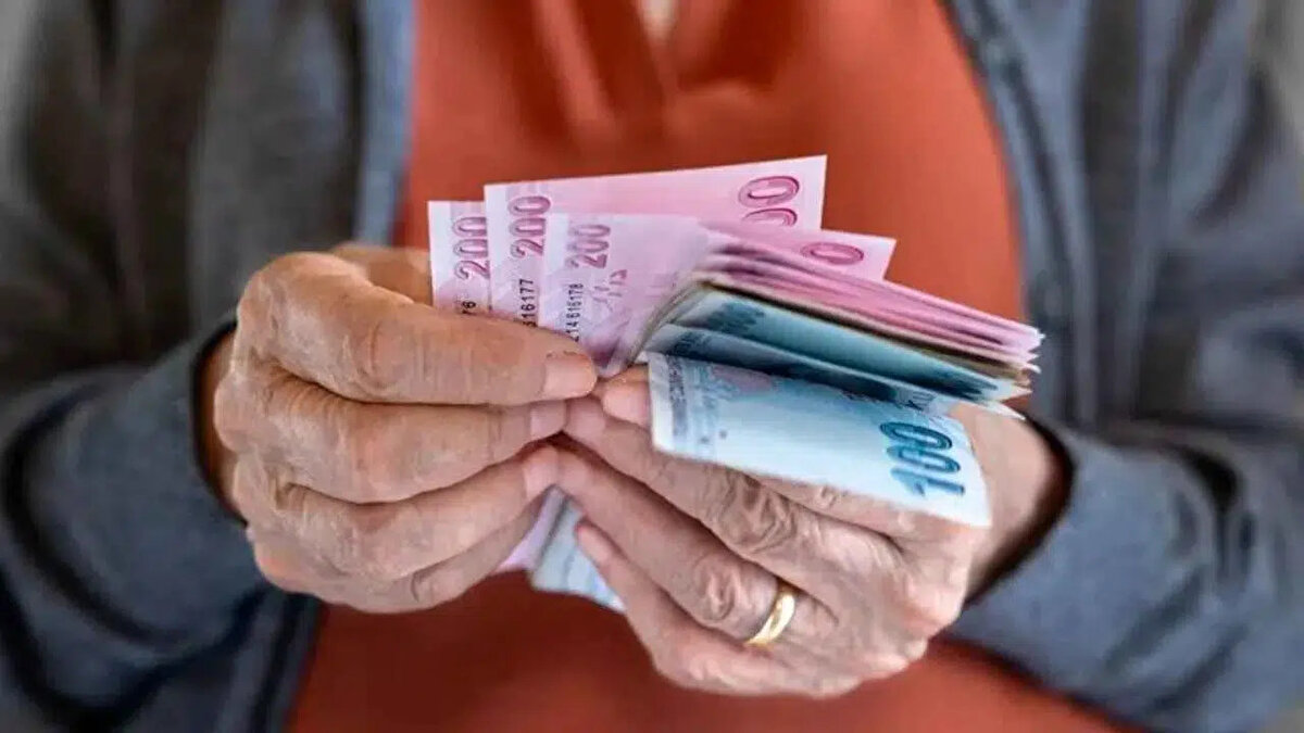 Emekli kök maaşı nedir, nasıl hesaplanır?<br><br>Zam oranları uygulanırken kök maaş üzerinden işlem yapılır. Kök maaş, emeklinin ek ödemeler hariç tutulan net maaşını ifade eder. e-Devlet üzerinden "detaylar" kısmına girildiğinde, kök maaş net olarak görülebilir. Temmuz 2025 zammı da bu kök maaş üzerinden yüzde 16,67 oranında hesaplanmıştır.