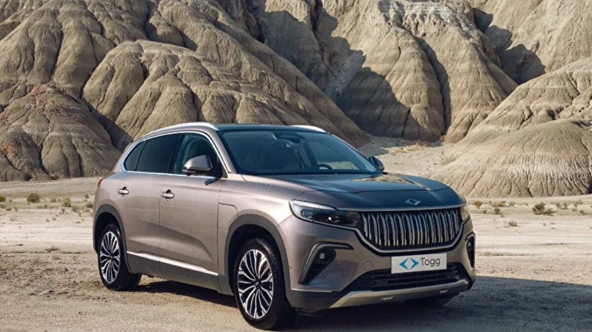 Türkiye’nin yerli ve milli otomobili TOGG, bu kez teknolojisiyle değil, internet sitesinde yaptığı ufak bir güncellemeyle gündeme geldi. Şirketin satış sayfasındaki “ticari koşullar” ibaresine “vergisel koşullar” ifadesinin eklenmesi, elektrikli otomobillerde ÖTV artışı mı geliyor sorusunu gündeme taşıdı.