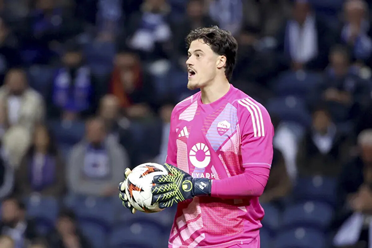 Listesindeki diğer adaylara yönelen Galatasaray'da gündeme gelen son isim İtalya Serie A ekibi Roma'nın Belçika'lı kalecisi Mile Svilar oldu.<br>