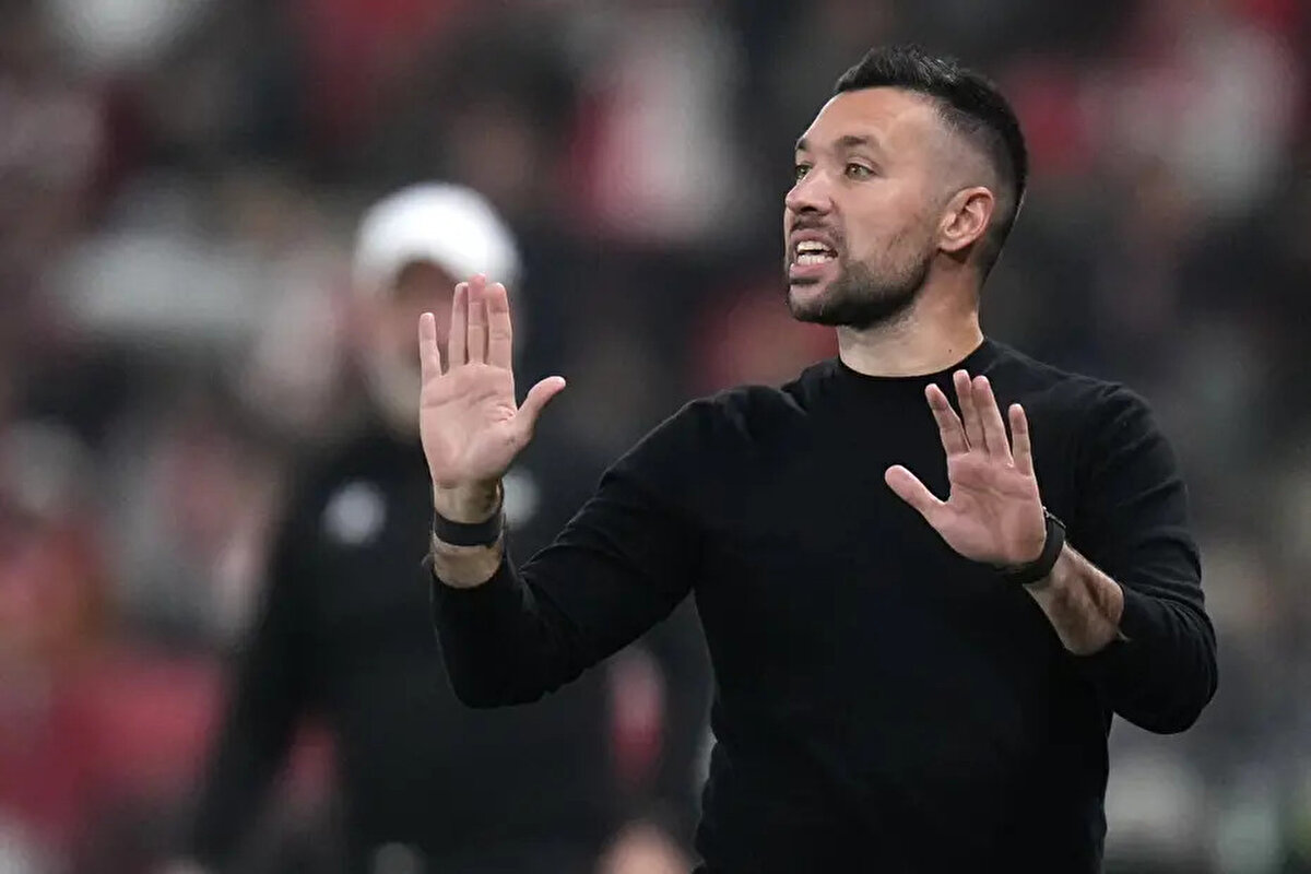 Ajax'tan ayrılan Francesco Farioli, Portekiz Ligi takımlarından Porto'yla sözleşme imzaladı.<br>