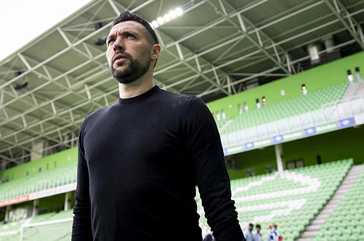 Ajax'taki ilk sezonunda son haftalara puan olarak avantajlı girmesine rağmen şampiyonluğu PSV'ye kaptıran Farioli, Hollanda ekibinden ayrılma kararı almıştı.<br>