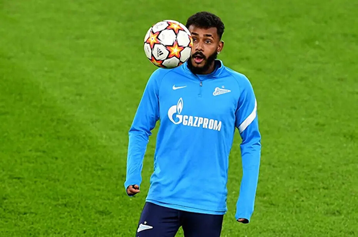 Yine haberde Fenerbahçe'nin Sofyan Amrabat'ı göndermesi durumunda Zenit'te forma giyen Wendel'i gündemine alacağının altı çizildi.<br>