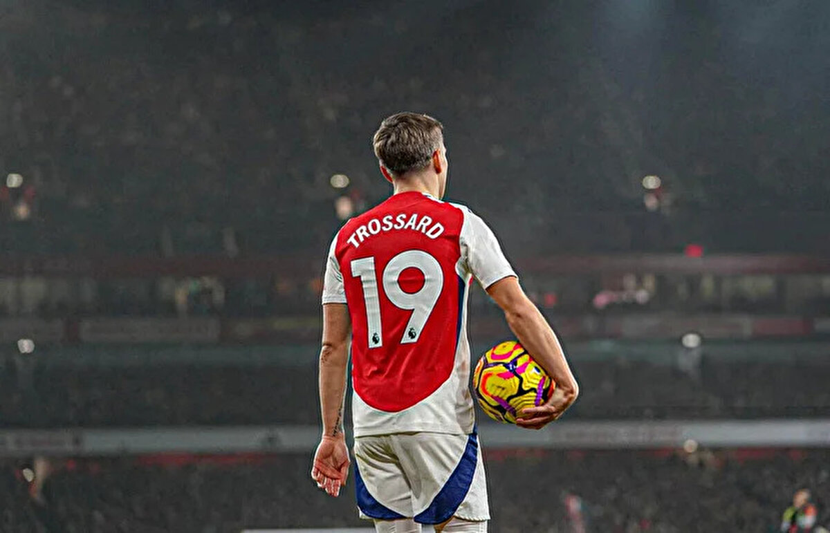 Sarı lacivertli yönetimin, Trossard'ın yıllık ücret isteğini karşılamaya hazır olduğu belirtildi. Oyuncuya da 3 yıllık sözleşme önerildiği gelen haberler arasında. <br>
