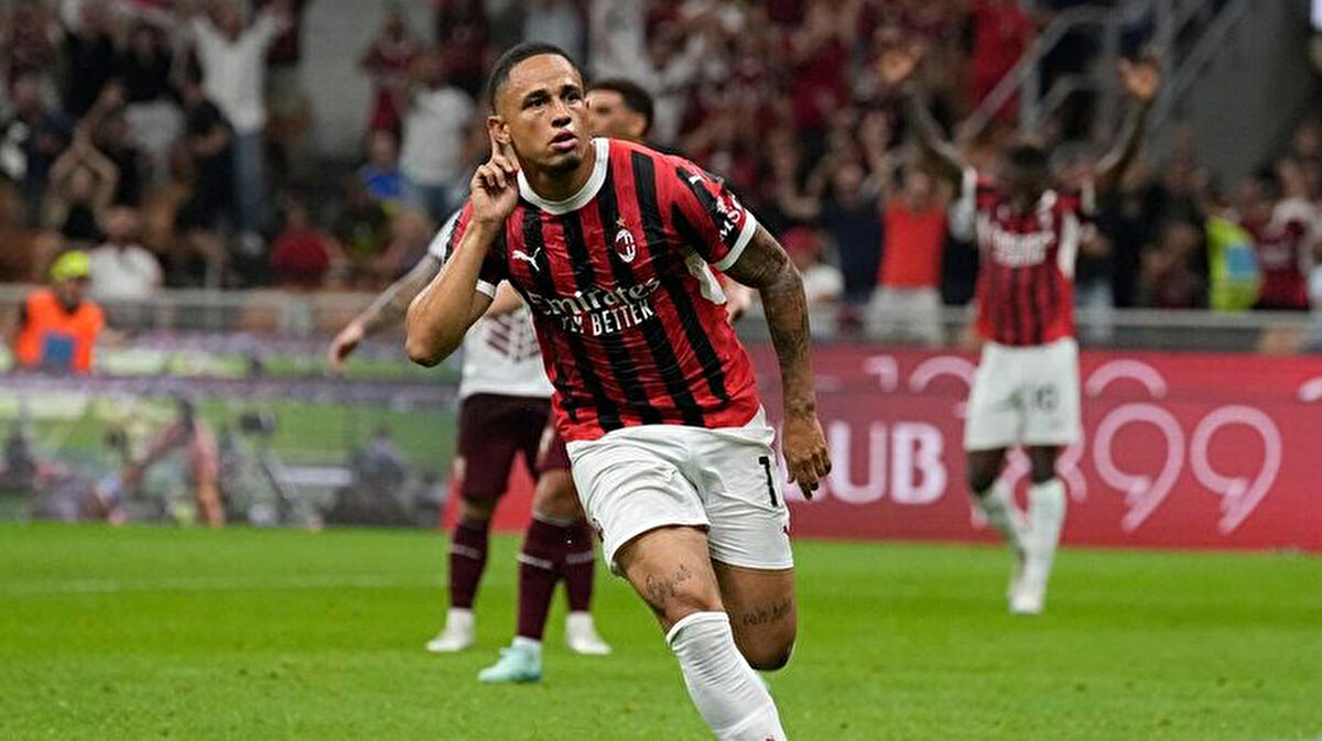 Fenerbahçe, Beşiktaş'ın da transfer gündeminde yer alan Okafor için Milan, kulübüyle temasa geçti ve oyuncunun transfer şartlarını sordu.<br>