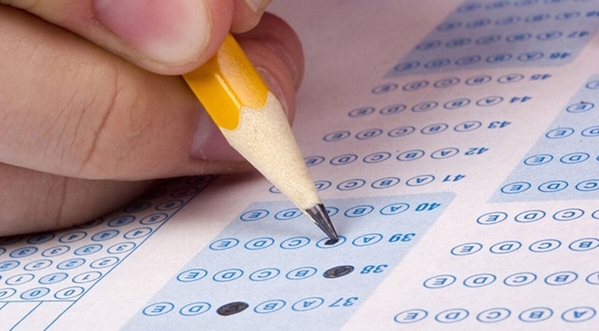 AÖL sınavına girerken nelere dikkat edilmeli?<br><br>Sınav gününde mutlaka geçerli bir kimlik belgesi ve fotoğraflı sınav giriş belgesi yanınızda olmalı.<br><br>Belirtilen sınav saatinden en az 30 dakika önce sınav binasında olunması önerilir.<br><br>Cep telefonu, akıllı saat gibi teknolojik cihazlarla sınava girmek yasaktır.<br><br>Her oturumda belirtilen derslerin sınavına katılım zorunludur.<br><br> Açık Öğretim Lisesi 3. dönem sınavına hazırlanan öğrenciler için geri sayım başladı. Sınav giriş yerleri 14 Temmuz 2025 tarihinde erişime açılacak ve öğrenciler ilgili MEB siteleri üzerinden sınav belgelerini alabilecek.