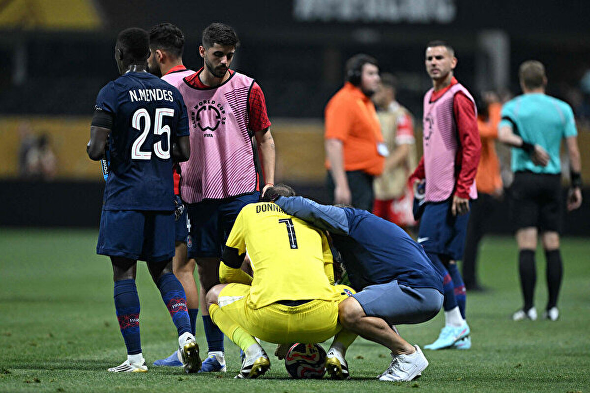 Alman Bild gazetesi, karşılaşmada ilk yarının son bölümünde Paris Saint-Germain kalecisi Gianluigi Donnarumma ile girdiği mücadelede sol ayak bileği kırılan 22 yaşındaki futbolcunun 4-5 ay sahalardan uzak kalmasının beklendiğini yazdı.<br>