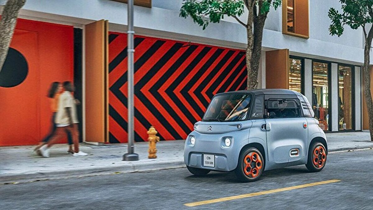 Citroen Ami, Fiat Topolino, Volta EV1, RKS A1 ve Kuba modelleri ne kadar oldu?<br><br>Temmuz 2025 itibarıyla Citroen, Fiat, Volta, RKS ve Kuba gibi markaların mini elektrikli otomobil modellerine ait güncel fiyat listeleri belli oldu. Kompakt yapılarıyla öne çıkan bu araçlar, hem bireysel kullanıcılar hem de şehir içi ticari kullanım için ideal alternatifler sunuyor.<br><br>Peki, Citroen Ami'nin fiyatı ne kadar? Fiat Topolino kaç TL'den satışta? Volta EV1, RKS A1 ve Kuba modelleri hangi teknik özelliklerle geliyor? Tüm bu soruların yanıtları ve Temmuz 2025’e ait mini elektrikli araç fiyat listesi haberimizin devamında sizlerle.