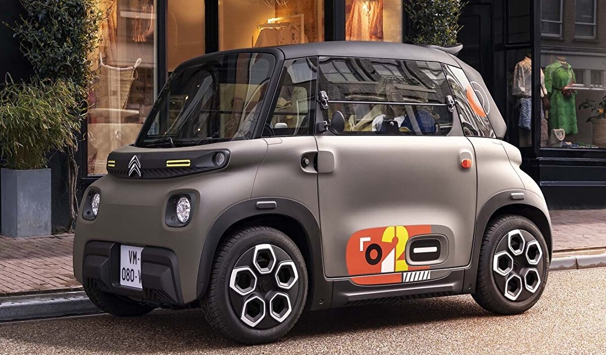 Son yıllarda çevreci çözümlere olan ilginin artmasıyla birlikte, elektrikli araçlar otomotiv dünyasında ön plana çıkmaya başladı. Özellikle dar sokaklara ve yoğun şehir trafiğine uygun kompakt tasarımlarıyla dikkat çeken mini elektrikli otomobiller, Türkiye’de de giderek daha fazla tercih ediliyor. Hem düşük kullanım maliyeti hem de park kolaylığı sunan bu küçük araçlar, şehir içi ulaşıma pratiklik kazandırıyor.