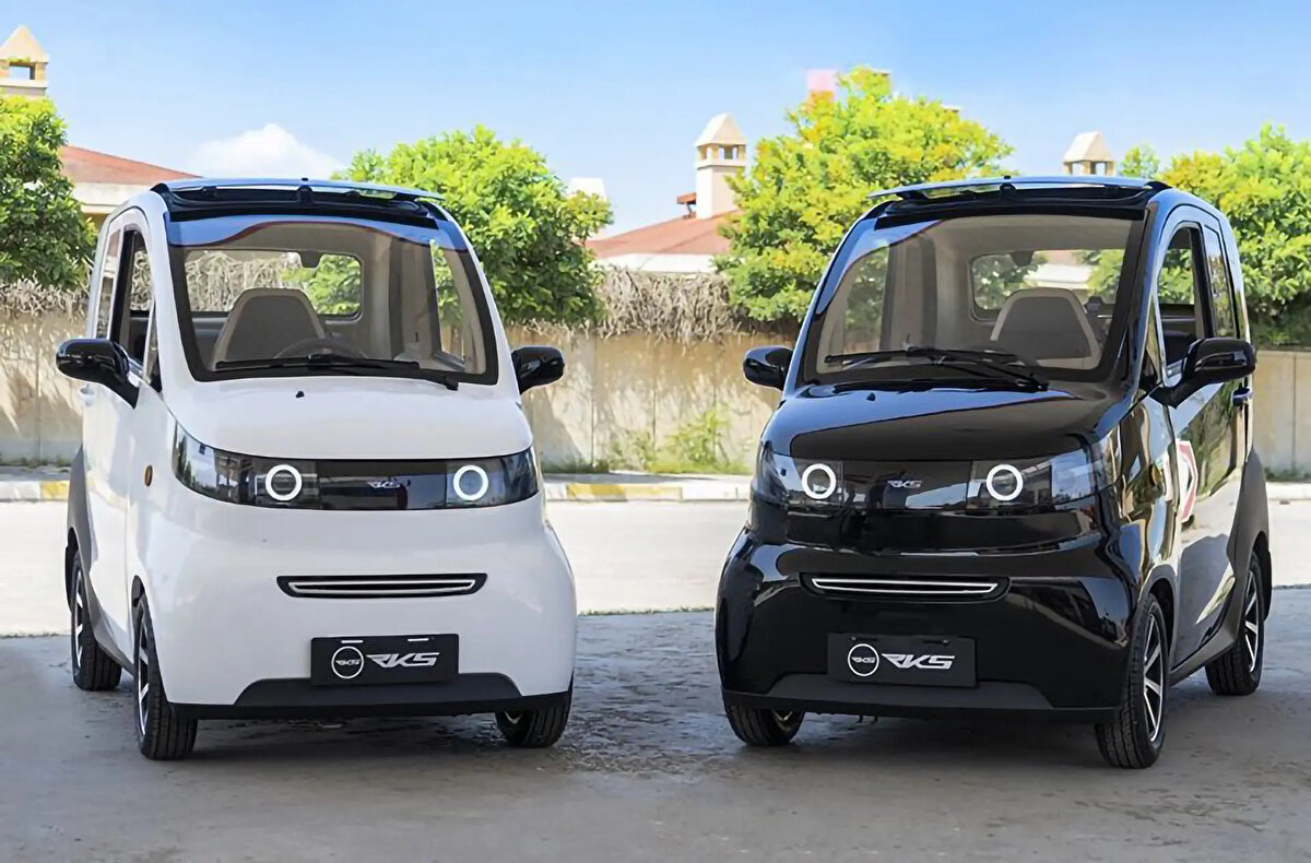 RKS A1 & RKS M2 Fiyatları<br><br>RKS M2 (E-Scooter): 127.680 TL<br><br>RKS A1: 157.600 TL (Fiyat satıcıya göre değişebilir)<br><br>RKS M2 Özellikleri:<br><br>Güç: 60V 3000W<br><br>Maksimum Hız: 25 km/s<br><br>Menzil: 69 km<br><br>Şarj Süresi: 4-6 saat