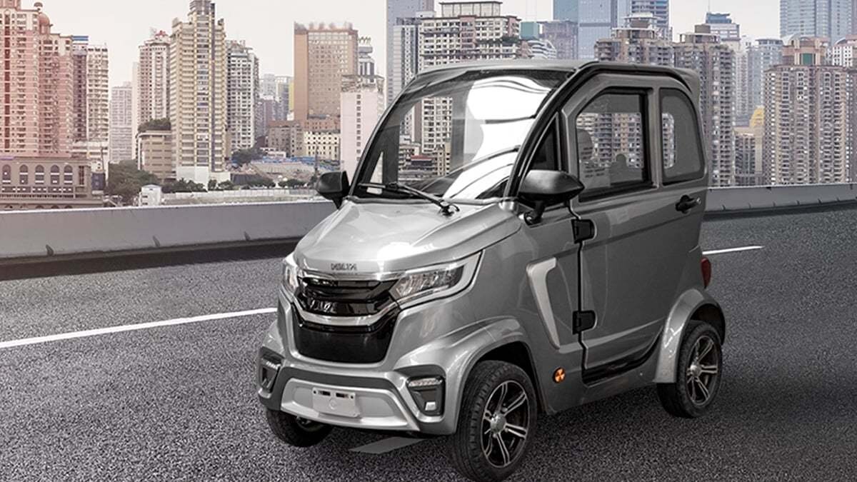 Volta EV1 Fiyat ve Özellikleri<br><br>Fiyat: 289.500 TL (KDV ve ÖTV dahil satış fiyatı)<br><br>Teknik Özellikler:<br><br>Maksimum Hız: 45 km/s<br><br>Menzil: 63 km<br><br>Motor Gücü: 2000W<br><br>Şarj Süresi: 7-8 saat<br><br>Ağırlık: 415 kg<br><br>Ev tipi priz ile şarj edilebilir (220V)