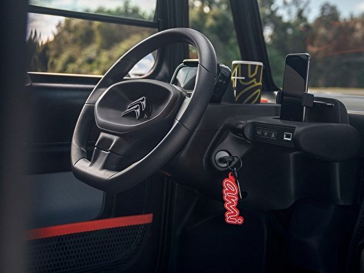 Citroen Ami Fiyatları<br><br>Citroen Ami Peps (6 kW / 2025 model): 494.000 TL<br><br>Citroen Ami One (6 kW / 2024 model): 449.000 TL