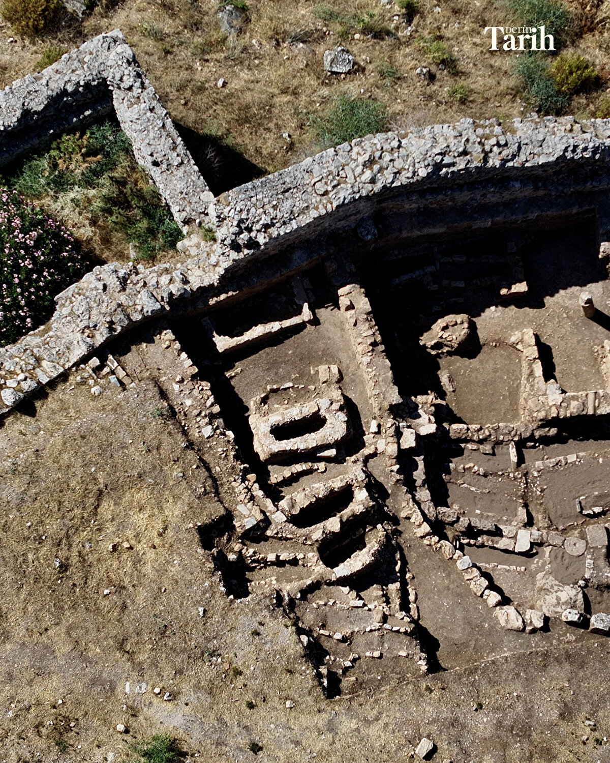 Bölgede güncel iki iskeletin de ortaya çıktığını anlatan Pektaş, buluntular üzerinde inceleme yapılacağını, ilk belirlemelere göre bölgede düzenli bir mezarlığın olmadığını aktardı.