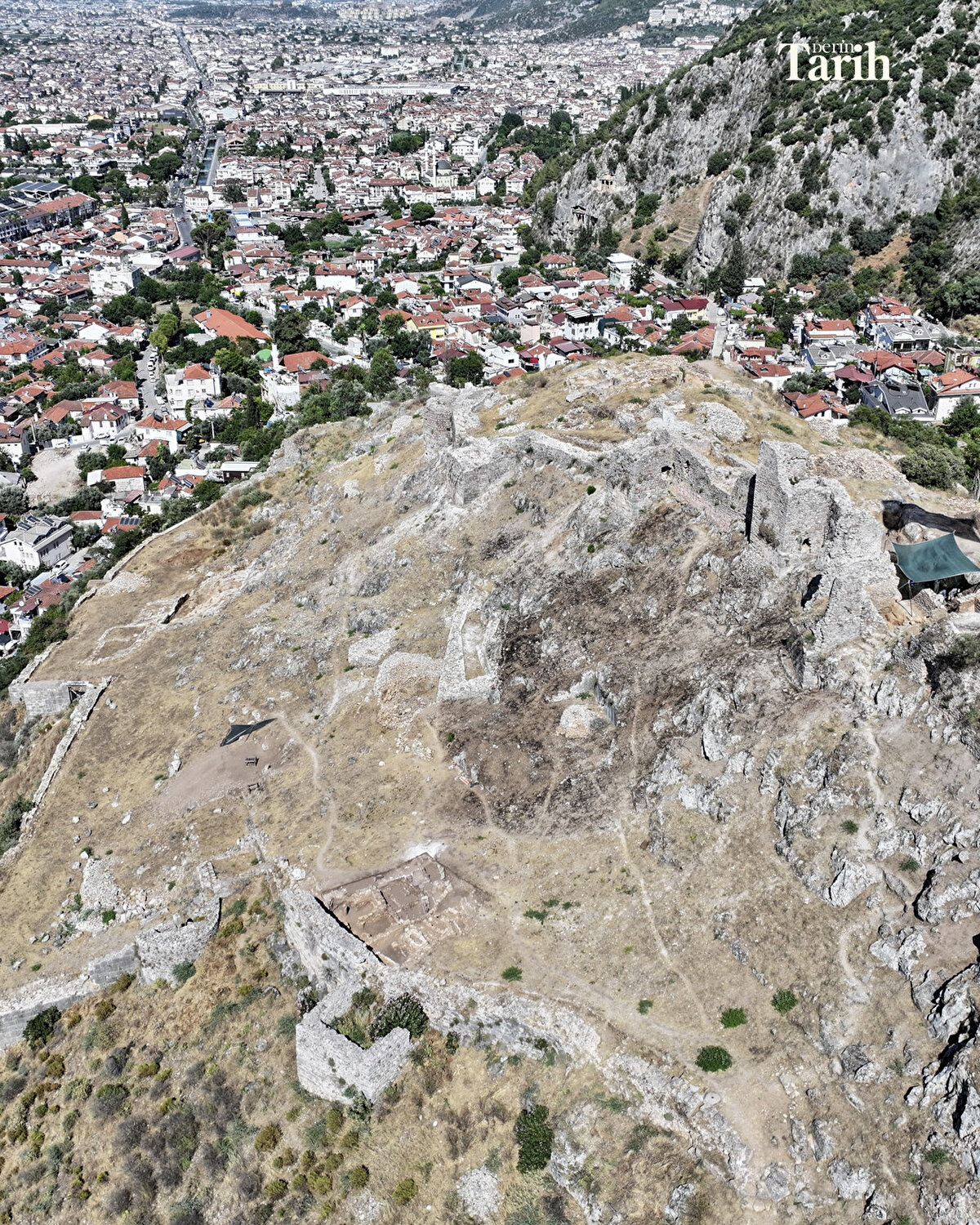 Pektaş, Fethiye Kalesi'nin üst surlarda Menteşeoğulları ile Osmanlı dönemi kalıntıları ve mekanlarıyla karşılaştıklarını dile getirdi.