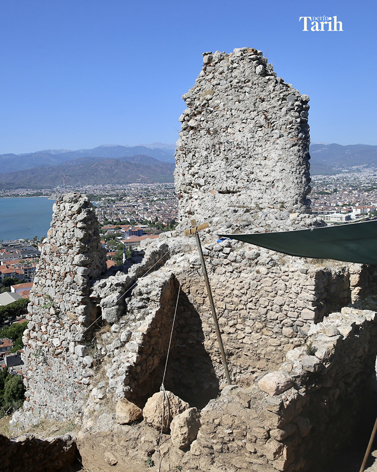 Prof. Dr. Kadir Pektaş'ın bilimsel sorumluluğunda kalenin alt kısmında süren kazıda ortaya çıkan şapelin ayağa kaldırılması için çalışmalar devam ediyor.