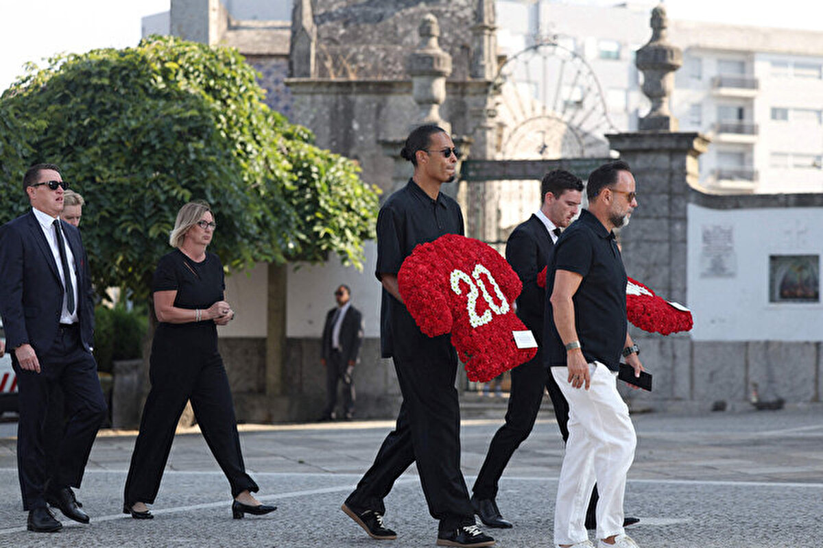 Öte yandan gözler cenazede Jota'nın milli takımdan arkadaşı Cristiano Ronaldo'yu aradı.<br>