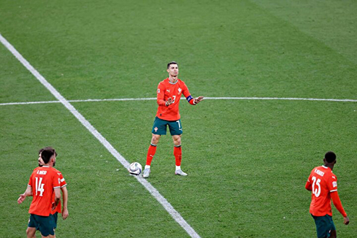 Ronaldo'nun bu kararı bazı kullanıcılar tarafından doğru bulunurken bir kesim tarafından da sert eleştirilere maruz kaldı.<br>