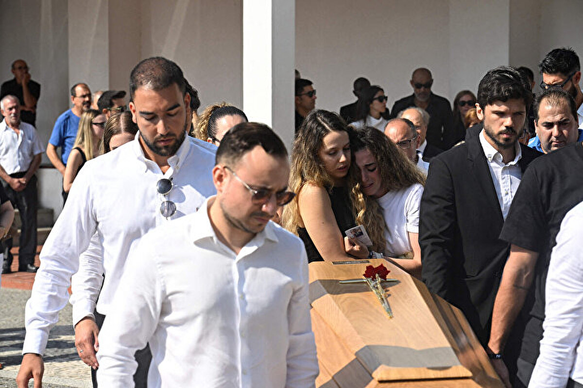 Liverpool'un trafik kazasında hayatını kaybeden yıldız futbolcusu Diogo Jota ve kardeşi Andre Silva, Portekiz'de son yolculuğuna uğurlandı.<br>