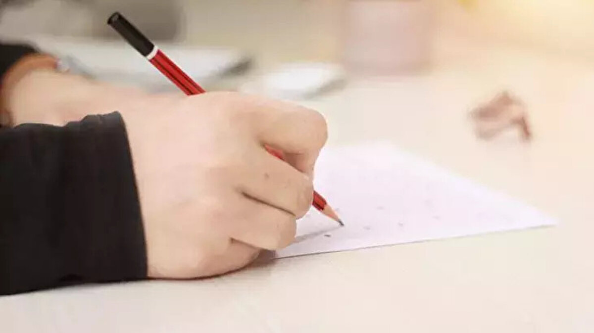 ALES2 sonuçları ne zaman açıklanacak?<br><br>ALES2 sınavına giren adaylar, sınavdan sonra sonuçların açıklanacağı tarihi de yakından takip ediyor. ÖSYM’nin sınav takvimine göre, ALES2 sınav sonuçları 25 Temmuz 2025 tarihinde açıklanacak. Adaylar sonuçlarını https:sonuc.osym.gov.tr adresinden T.C. kimlik numaraları ve şifreleriyle sorgulayabilecek.