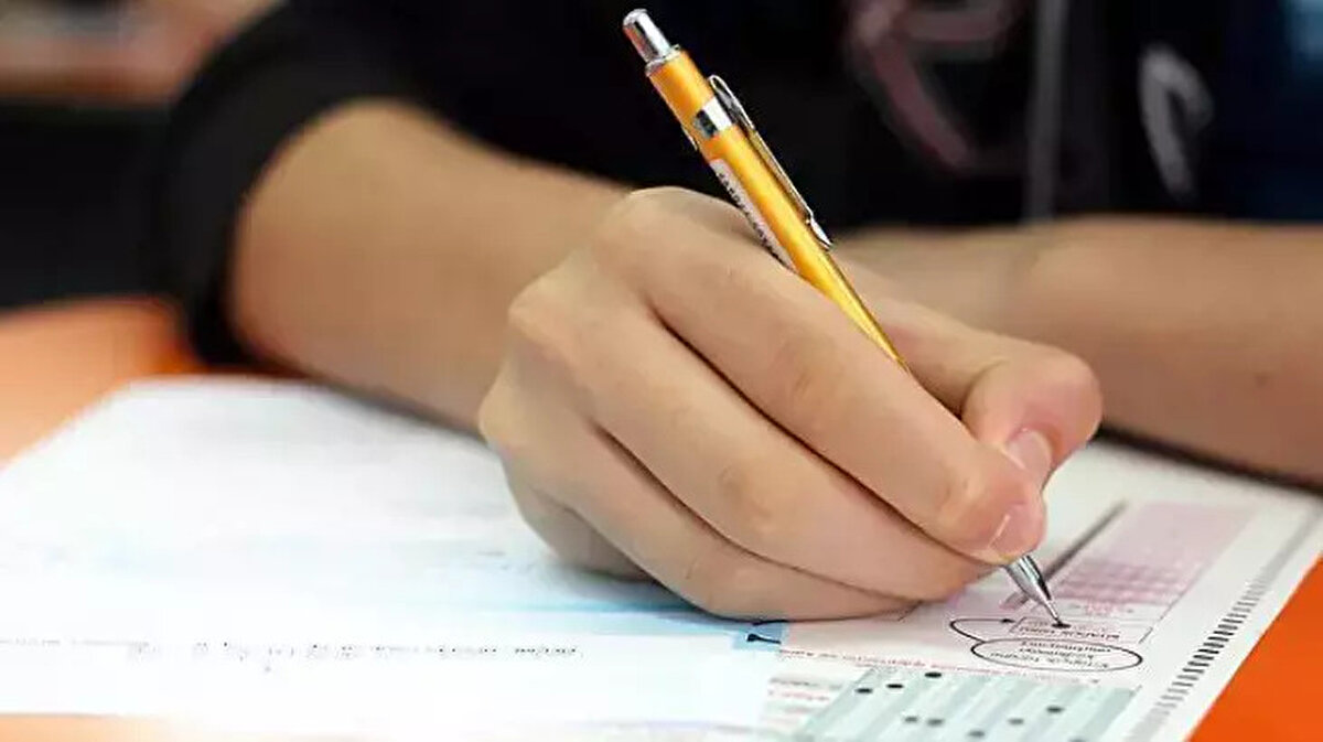 ALES puanı ne işe yarar?<br><br>ALES puanı; yüksek lisans, doktora, sanatta yeterlik programlarına başvurularda ve akademik kadro ilanlarında değerlendirme kriterlerinden biridir. Aynı zamanda ALES puanı, öğretim görevlisi, araştırma görevlisi ve okutman gibi kadrolara yerleştirmelerde de önemli bir ölçüt olarak kullanılır. ALES puanının geçerlilik süresi ise 5 yıldır.