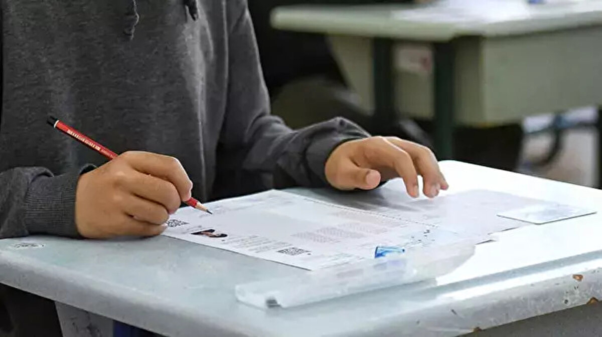 ALES soru ve cevapları ne zaman yayımlanacak?<br><br>Sınavın ardından ALES2 soru kitapçığı ve cevap anahtarının ÖSYM tarafından erişime açılması bekleniyor. Genellikle sınavın bitimini takip eden birkaç saat içinde Temel Soru Kitapçığı ve Cevap Anahtarı, ÖSYM'nin resmi web sitesi üzerinden yayımlanıyor. Adaylar bu sayede doğru-yanlış sayılarını kontrol edebiliyor ve tahmini net sayılarına ulaşabiliyorlar.