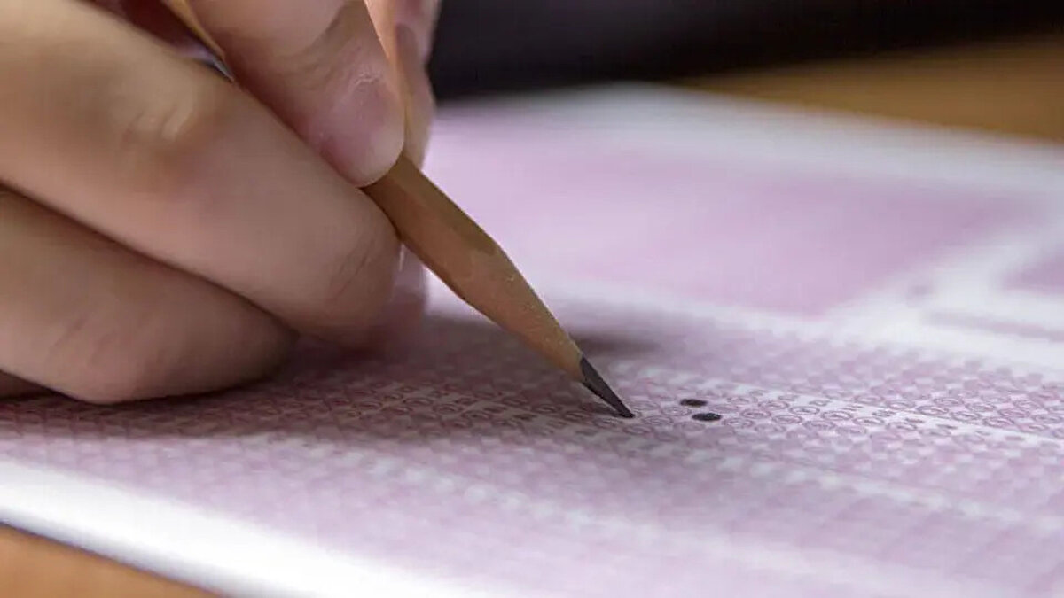Akademik kariyer planlayan on binlerce adayın büyük bir heyecanla beklediği ALES2 (Akademik Personel ve Lisansüstü Eğitimi Giriş Sınavı), bu yıl 6 Temmuz Pazar günü yapılacak. Türkiye genelinde 81 ilde ve 92 sınav merkezinde gerçekleştirilecek olan sınava tam 151 bin 165 aday başvurdu. Sınav günü yaklaşırken adayların en çok merak ettiği konuların başında ise "ALES saat kaçta başlayacak?", "Sınav kaç dakika sürecek?" ve "Salona giriş saati nedir?" gibi kritik detaylar yer alıyor. ÖSYM tarafından yapılan bilgilendirmeye göre, ALES2 sınavı sabah saatlerinde başlayacak ve toplam 100 sorudan oluşan sınav için adaylara 150 dakika (2 saat 30 dakika) süre tanınacak. Ancak sınav günü herhangi bir aksaklık yaşamamak adına, adayların salonlara giriş saatine özellikle dikkat etmesi gerekiyor. Çünkü saat 10:00'dan sonra hiçbir aday sınav binalarına alınmayacak. Bu da demek oluyor ki geç kalan adaylar sınav hakkını kaybedebilir. Sadece sınav saati değil, ALES2 sonuç tarihi ve sınav sonrası soru-cevap kitapçıklarının yayınlanma zamanı da adayların gündeminde. Peki ALES2 sınavı tam olarak kaçta başlayacak ve bitecek? İşte ALES'e dair tüm ayrıntılar, süre bilgileri ve sınav sonrası süreç hakkında merak edilenler...