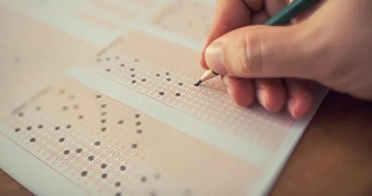 ALES’e giriş saatine dikkat! 10:00'dan sonra adaylar alınmayacak<br><br>ALES’e katılacak adayların sınav sabahı yaşanabilecek herhangi bir aksaklığa karşı tedbirli olması şart. Çünkü ALES sınavına girişler saat 10:00’da sona erecek. Bu saatten sonra gelen hiçbir aday sınav salonlarına alınmayacak. Bu kural, ÖSYM’nin sınav güvenliği kapsamında uyguladığı değişmez kurallardan biri. Dolayısıyla adayların sınav binasına en geç 09:45 civarında ulaşmaları öneriliyor. Geç kalmamak, sınav giriş belgesi ve geçerli kimlik belgesiyle hazır bulunmak oldukça önemli.