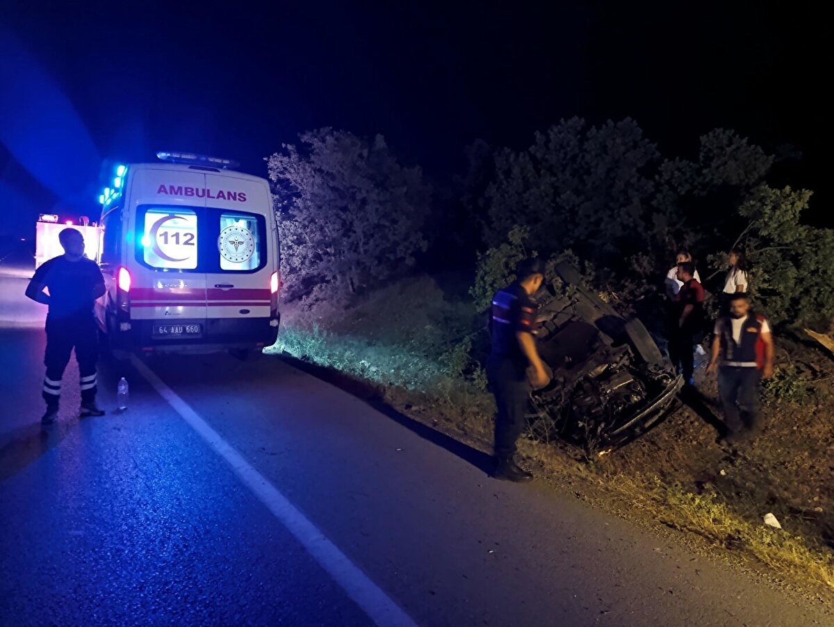 112 sağlık ekiplerince yapılan ilk incelemede sürücü ve araçta bulunan A.Ö. (24) yaralı olarak Uşak Eğitim ve Araştırma Hastanesi’ne kaldırılırken, yolcu konumunda bulunan Kazım Sağcan’ın (16) hayatını kaybettiği belirlendi.