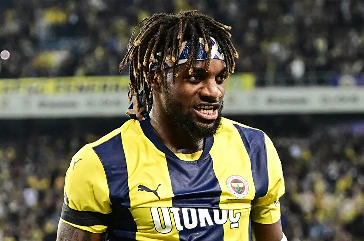 Fenerbahçeli taraftarın "En azından taraftarlara bir açıklama borçlusunuz" paylaşımına cevap veren Saint-Maximin, şu sözleri sarf etti:<br>