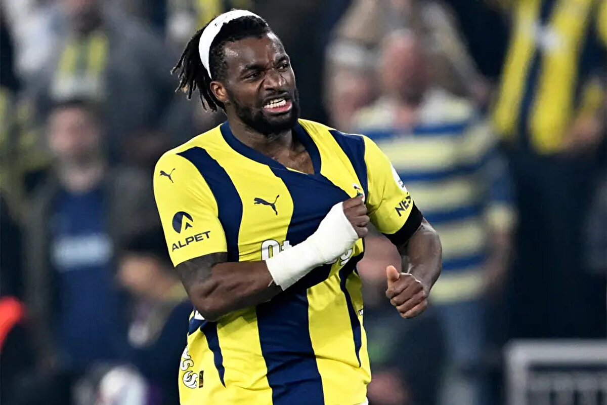Fenerbahçe'nin eski futbolcusu Allan Saint-Maximin'in "doping" sözleri gündeme bomba gibi düşmüştü. Fransız kanat oyuncusu, bir Fenerbahçe taraftarına gece geç saatlerde cevap verdi.<br>