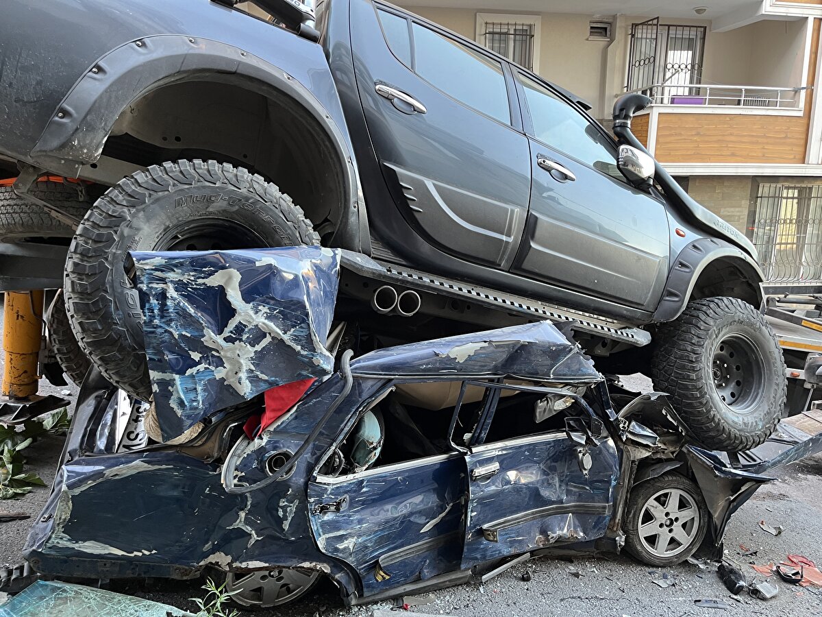 Kazada yaralanan olmazken, araçlarda büyük çapta hasar oluştu. İhbar üzerine bölgeye polis ve itfaiye ekipleri sevk edildi.