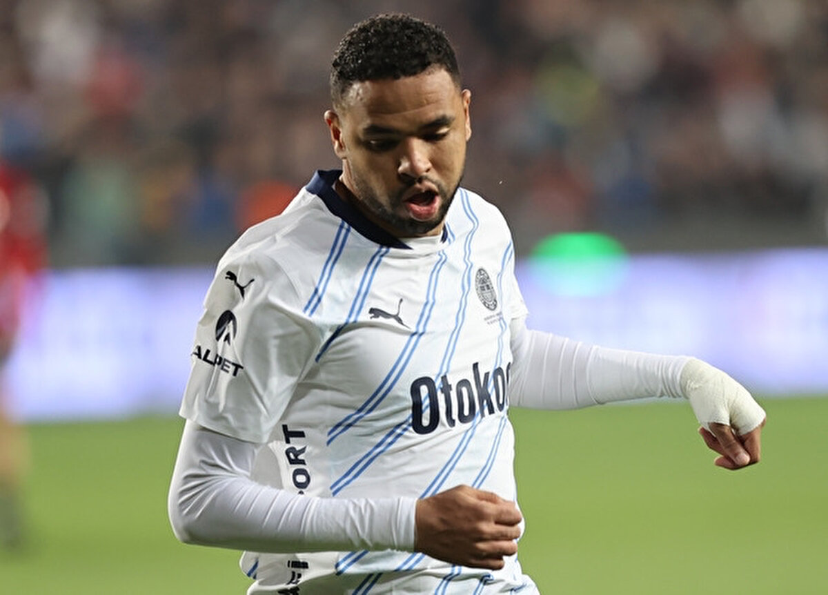 TRT Spor'un haberine göre; Sarı lacivertlilerin, astronomik bir teklif gelmemesi halinde Faslı futbolcuyu yeni sezon planlamasında düşündüğü öğrenildi.<br><br>