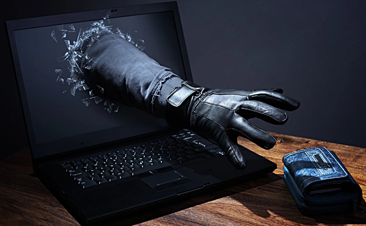 Uzmanlardan uyarı: URL’leri mutlaka kontrol edin<br><br>Uzmanlar, kullanıcıların sohbet botlarından aldıkları her bilginin özellikle bağlantı içeren kısımlarının mutlaka teyit edilmesi gerektiğini vurguluyor. Çünkü bu sistemler, kelimeler arasındaki ilişkileri analiz ederek yanıt üretse de, bağlantıların gerçekliğini kontrol edemiyor.