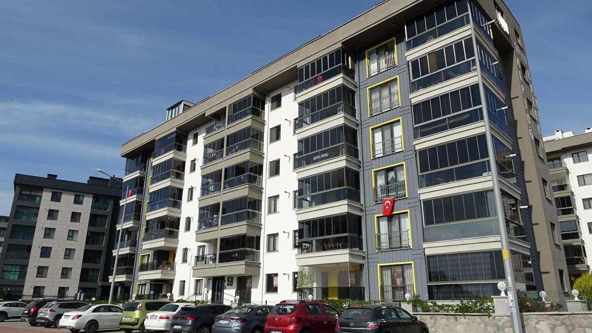 Olay, 30 Ekim 2024 saat 02.30 sıralarında Hamidiye Mahallesi Aziz Nesin Caddesi'ndeki apartmanda meydana geldi. Restoratör Tuğba Yavaş, apartmanda, oturduğu 5'inci kattaki dairenin balkonundan park halindeki motosikletin üzerine düştü.