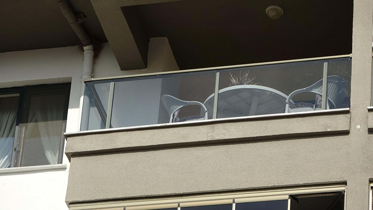  Komşuların ihbarı üzerine olay yerine polis ve sağlık ekipleri sevk edildi. Ambulansla Mehmet Akif Ersoy Devlet Hastanesi'ne kaldırılan Yavaş, doktorların müdahalelerine rağmen kurtarılamadı. Başlatılan soruşturma kapsamında polis, Tuğba Yavaş'ın eşi Çanakkale Onsekiz Mart Üniversitesi (ÇOMÜ) İnsan ve Toplum Bilimleri Fakültesi Öğretim Görevlisi Prof. Dr. Alptekin Yavaş'ın ifadesine başvurdu.